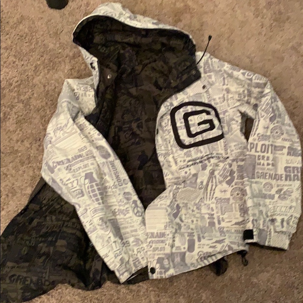 Very slightly used REVERSIBLE Grenade snow shell!